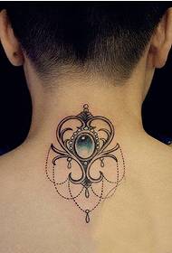 ženský krk krásny a krásny vzor tetovania diamantov