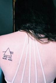 Patrón de tatuaje geométrico en la espalda de la niña en las imágenes de tatuajes geométricos e ingleses