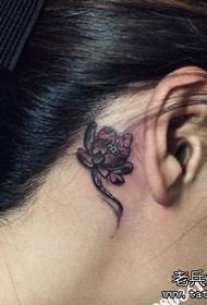 mažas lotoso tatuiruotės modelis mergaičių ausims