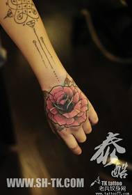 jentas hånd tilbake vakker mote rose tatovering mønster