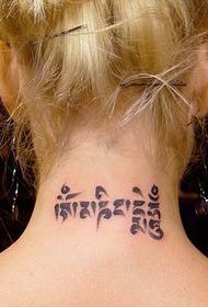 një tatuazh i vogël i freskët sanskrite në qafë