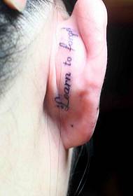 gadis telinga pada tato huruf bahasa Inggris kecil