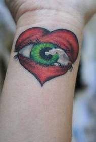 手首の赤いハートと緑目タトゥーパターン