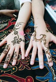 amizade a longo prazo man de volta moda tatuaje de Henna
