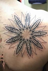 fila del tatuatge de la part posterior de la noia a la imatge de tatuatge de flors negres