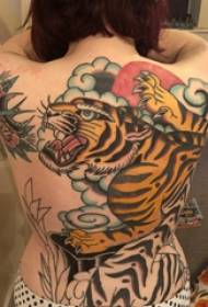 nga puawai me nga kotiro tattoo tiger i te tuara o nga puawai me nga pikitia tattoo tiger