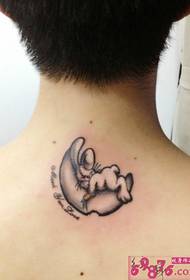 image de tatouage de cou de lapin lune arrière dos