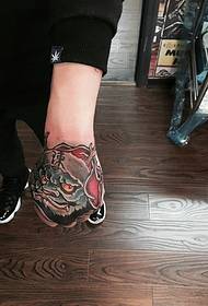 Pilnām mugurām ir alternatīvs totem tetovējuma attēls