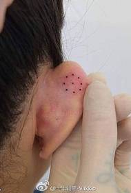 Gestippelde tatoeëringpatroon op die oor
