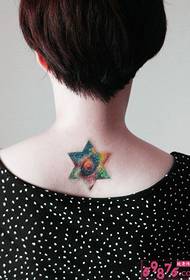Radošs zvaigžņotas zvaigznes tetovējums ar aizmugures kaklu