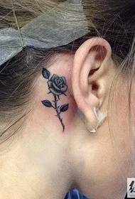 A fül után koreai stílusú kis friss tetoválás