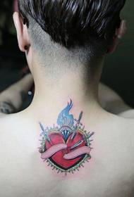 Swaard steek rooi hart rug nek mode tatoeëermerk