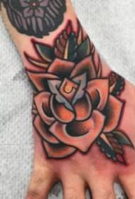 Blumen-Tattoo-Bild im Fullschool-Stil mit den Händen auf dem Rücken