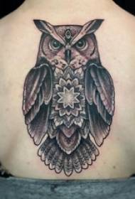 Djevojka za tetoviranje životinja Baile na poleđini slike crne sove tetovaže