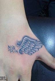 tetovējums ar roku atpakaļ spārnu tetovējumu