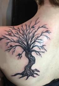 terug tattoo vrouwelijk meisje op de achterkant van de grote zwarte boom tattoo foto