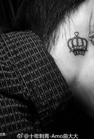 disegno del tatuaggio piccola corona dietro l'orecchio