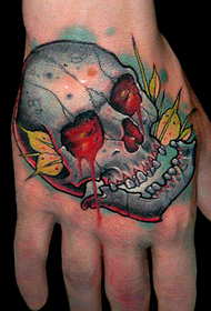 személyre szabott tetoválás a kéz hátsó részén