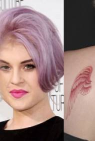 Amerikaanse tattoo-ster Kelly Osborne op de achterkant van de geschilderde vleugels tattoo-foto