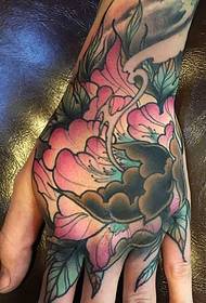 さまざまな色のタトゥータトゥーで手の甲を覆う