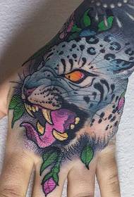 група наизглед жестоких дизајна тетоважа животиња-натраг