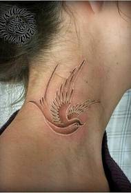 modèle de tatouage hirondelle invisible du cou de la fille
