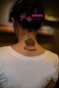 image de tatouage de cou de dos de couronne fraîche de beauté