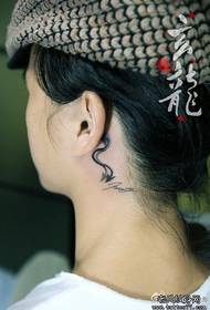 Patrón de tatuaje de cola de diablo clásico de tendencia de oreja para niñas
