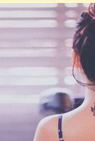 Mädchen Hals Mode gut aussehende Eule Tattoo Muster Bild