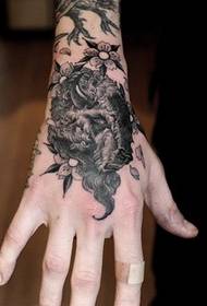 момиче ръка назад красива тотем фигура татуировка
