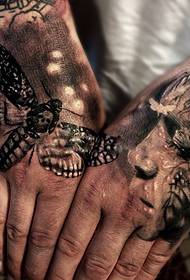 tato pola kupu-kupu kepribadian tangan kembali