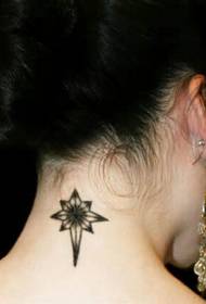 meedercher Hals no der ausgesinner klenger frëscher Totem Tattoo Bild