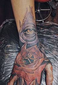 model de tatuaj din spate cu ochi și flori