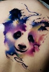 ສາວເສື້ອກັນ ໜາວ ທີ່ໃສ່ກັບຫລັງຂອງຮູບພາບ tattoo panda ທີ່ມີສີສັນ