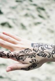 tangan perempuan kembali bunga totem fashion tato
