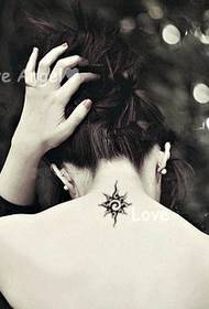 tatuaż totem z przezroczystym i małym dekoltem w słońce