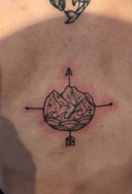 tukang tattoo lalaki lalaki di tukangeun gunung sareng kompas tato gambar