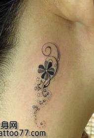 Ljepotica na vratu tetovaža vinove loze s četverolistnim uzorkom