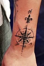 Hand zréck baussenzege Perséinlechkeet Kompass Tattoo Dorn Qin