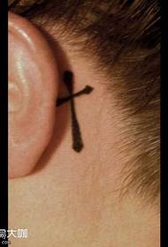uzorak križ tetovaža uha