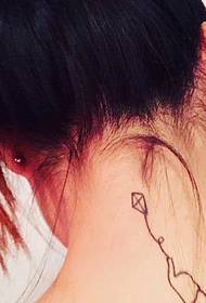 mažas šviežias tatuiruotės raštas už mergaitės kaklo