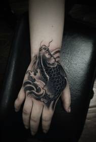 ręka z powrotem tradycyjny wzór tatuażu karpia