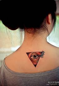 naisen kaulan väri jumalan silmän tatuointikuvio