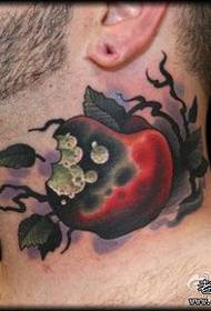Et kult eple tatoveringsmønster i nakken