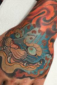 Käsin takaisin Tiger tatuointi malli