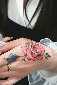 tangan kembali gambar tato mawar merah temperamen mulia