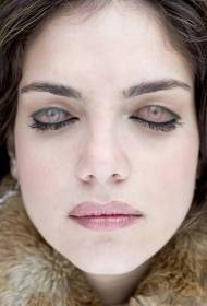 Модел на татуировка на очите върху женски клепачи