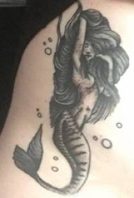 Tattoo havfrue mønster jente tilbake svart grå tatovering havfrue mønster