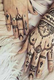 De populairste hand-back Henna tattoo-tatoeage van 2016