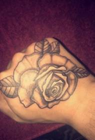 Baieti de tatuaje trandafiri pe spatele imaginii de tatuaj cu trandafiri negri și gri